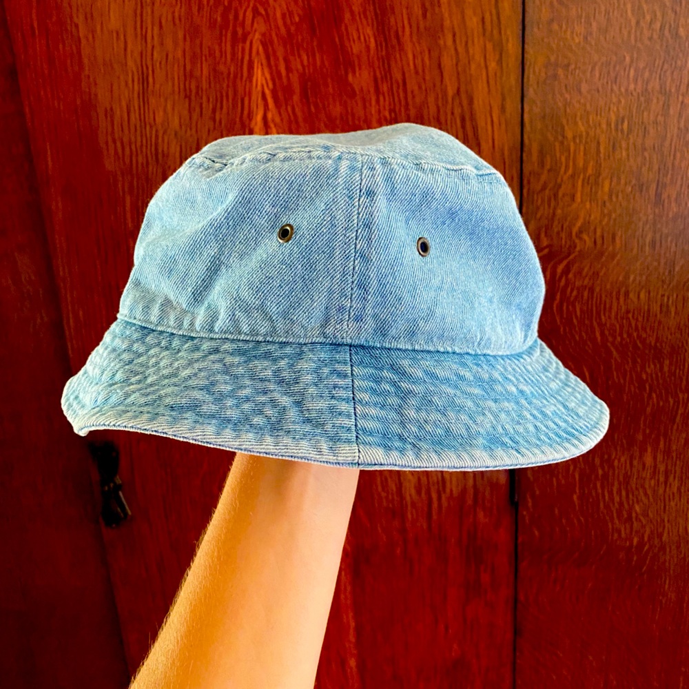 Light denim bucket hat 🌸